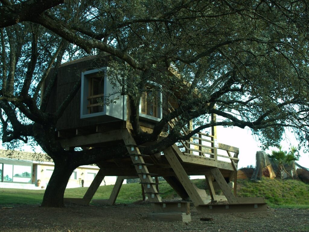 the wood and natural insulation materials are local, sustainably harvested (cork, heath)