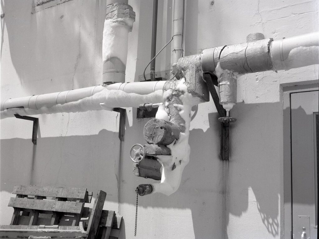 DAMAGED FOAM INSULATION ON LIQUID NITROGEN LN2 PIPING ON ROOF - NARA - 17446077