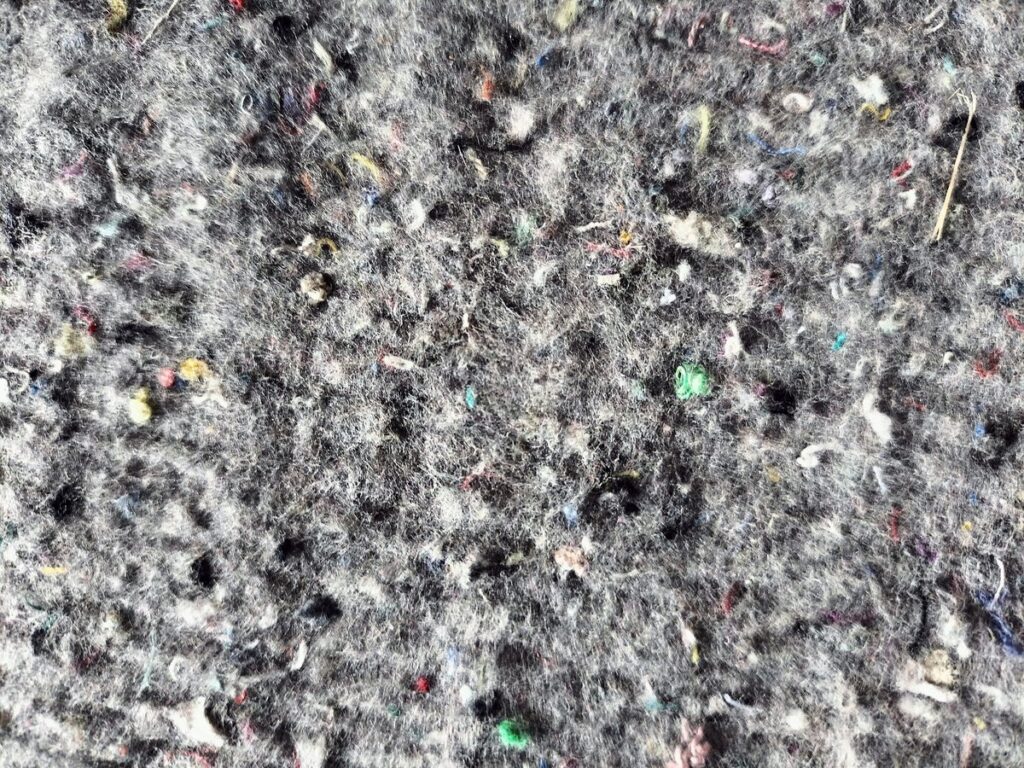 Insulating material of recycled textile