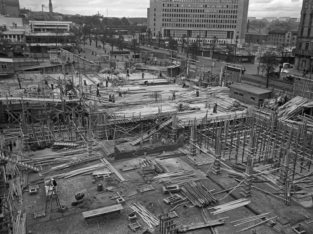 Construction site of a commercial house at Western Heikinkatu - Simonkatu 1939 (1818C; JOKAHBL3B J60-1)